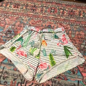 White dress shorts with cactus flamingo print